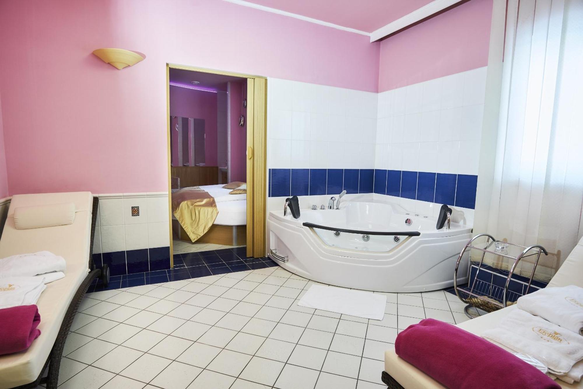 Hotel Eroplan Rožnov pod Radhoštěm 외부 사진