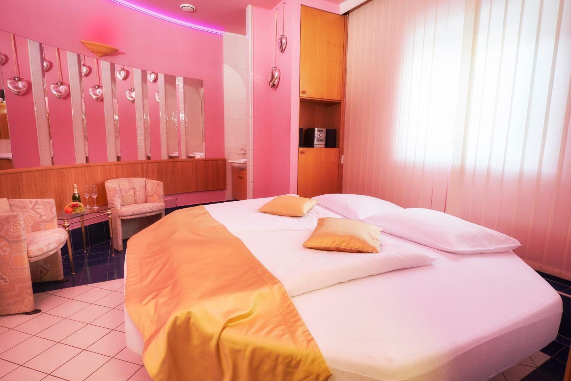 Hotel Eroplan Rožnov pod Radhoštěm 외부 사진
