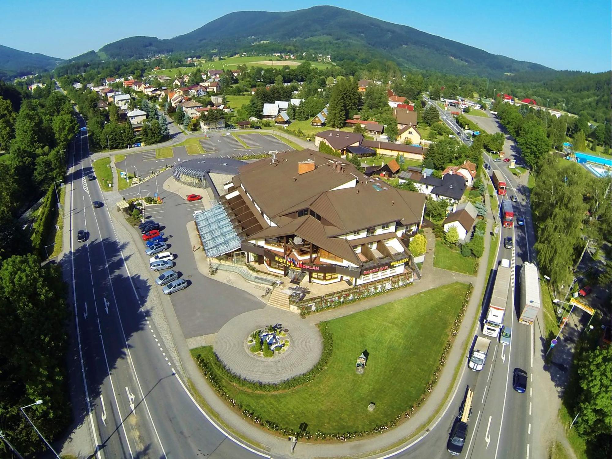 Hotel Eroplan Rožnov pod Radhoštěm 외부 사진