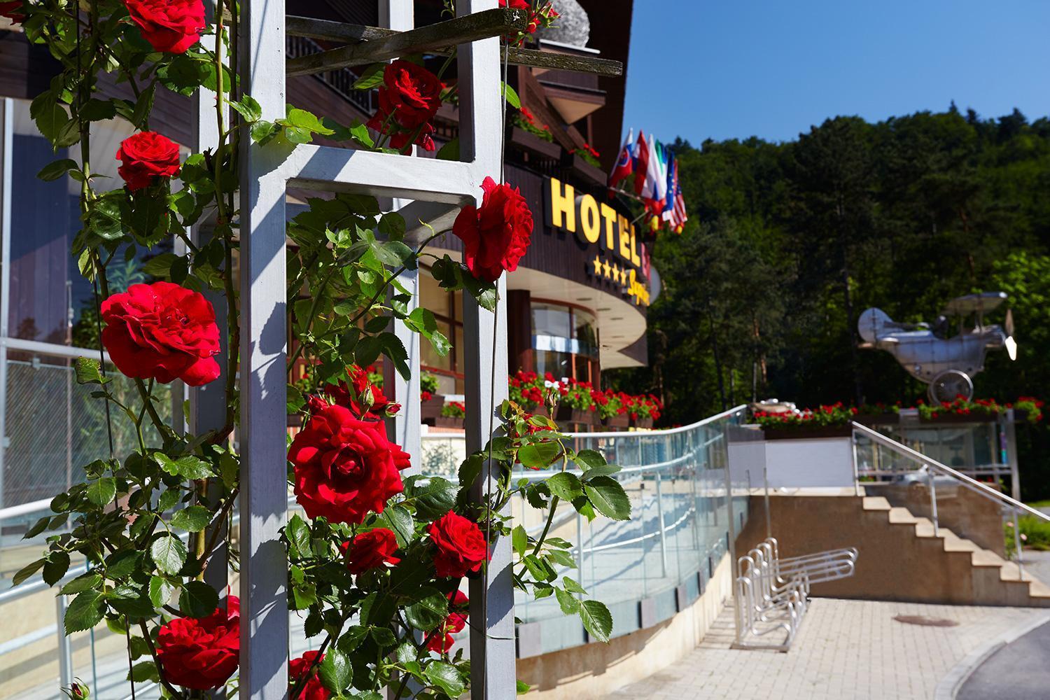 Hotel Eroplan Rožnov pod Radhoštěm 외부 사진